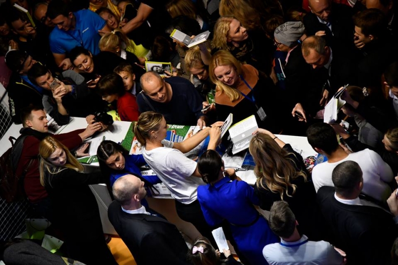 Шарапова раздава автографи Шарапова раздава автографи